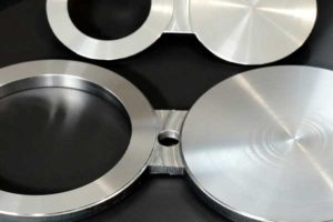 interruptores de passagem, Flanges roscadas, Flanges de solda de soquete, Parafusos de flanges, Flange de anel, Flanges de interruptores de passagem, Flanges de pescoço de solda, Flange de orifício, Cortinas de óculos ANSI / ASME B16.5, Persianas para remos